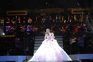 「May J. 初の日本武道館単独ライブに豪華ゲスト結集 紅白の衣装で「Let It Go」」