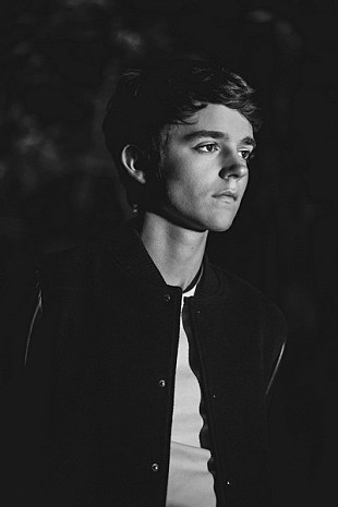 「マデオン　ガガやコールドプレイも手がけたフランス新鋭クリエイターが遂にアルバム・デビュー」