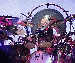 「フリートウッド・マック、ドラマーの不調によりコンサートを短く切り上げる」