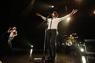 「ザ・ヴァンプス　英国出身のポップ・グループが超満員の来日公演で見せたとびきりのチャーミングさとミュージシャンシップ」