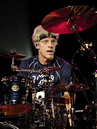 「ポリスのドラマーがラッシュやトゥールのメンバーらとスーパーセッション」