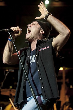 「アイアン・メイデンのブルース・ディッキンソンが“舌がん”に」