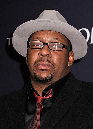 「ボビー・ブラウン、未だ入院中の娘の側に居るためツアーを中止」