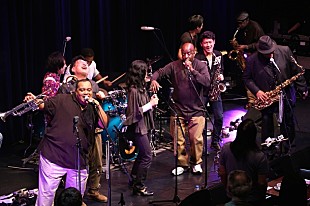 「心沸き立つカーニヴァルの喧騒へ。ダーティ・ダズン・ブラス・バンドのニューオリンズ・ミュージックにノックアウトされる早春の宵」