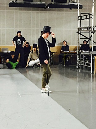 「LUNA SEA 河村隆一が大澄賢也初演出ショーにゲスト出演 中川晃教とのジャクソン5「I’ll be there」歌唱も」