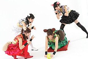 「クイズ出題に超接写リップシンク……、“食べドル”赤マルダッシュ☆の新作MVが見どころ満載」