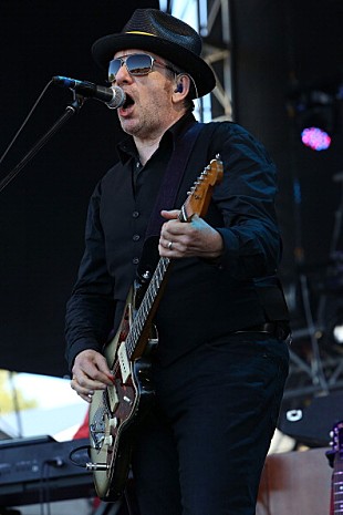 「エルヴィス・コステロ、家族秘話やクリエイティブ面に及ぶ自叙伝出版へ」