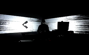 「スクエアプッシャー 来日間近！最新オーディオ・ヴィジュアル・パフォーマンスの映像が遂に解禁」