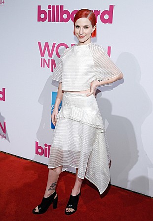 「パラモアのヘイリー、“美と音楽”番組でキュートなスッピン初披露」