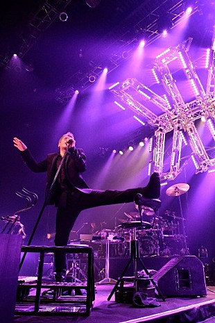 「吉川晃司、骨折してもシンバルキック」