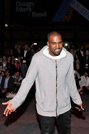 「カニエ・ウェスト、空港で殴ったパパラッチと和解」