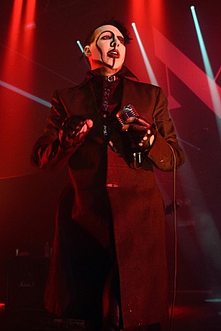 「マリリン・マンソン、デニーズで顔面を不意に殴られる」