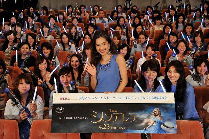 中村アン『シンデレラ』試写会に登場、招待客150人に青いバラを手渡しプレゼント