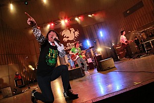「フラワーカンパニーズ 雨でも大寒波でもない野音で「メンバーチェンジなし！　活動休止なし！　ヒット曲なし！」と大暴れ」