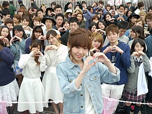 「MACO、ペアルック限定ライブで新曲「LOVE」熱唱」