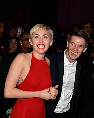 「マイリー・サイラス、交際していたシュワちゃんの息子と破局か」