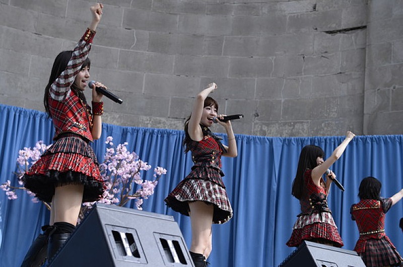 AKB48 小嶋陽菜センターでニューヨークライブ敢行『ヘビーローテーション』大合唱