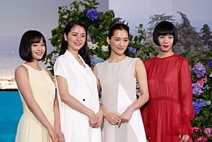 「映画『海街diary』完成披露イベント　はるか、まさみ、夏帆、すず4姉妹らアジサイに囲まれファンに挨拶」