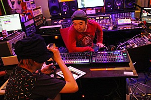 「赤と嘘 制作現場の裏側に密着 鈴木Daichi秀行監修のレコーディング配信決行 完成曲が無料配信スタート」