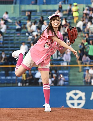 「乃木坂46白石麻衣 ノーバン投球成功 ヤクルトのライアン小川投手直々指導」