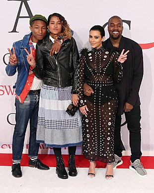 「キム・カーダシアンのドレスに火が……ファレルが駆け寄り命救う」