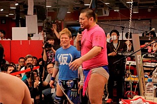 「アカシックのインストアイベントに、プロレスラーが乱入」