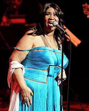 「アレサ・フランクリン、有名な牧師だった父と兄のために教会で歌う」