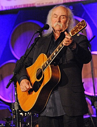 「ジョニ・ミッチェルの病状と“カニエはマヌケな目立ちたがり屋”発言についてD・クロスビーが語る」