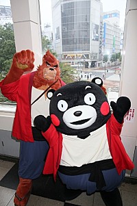 渋谷に身長2.2メートルの熊徹と、くまモン登場 「ワクワクするモン