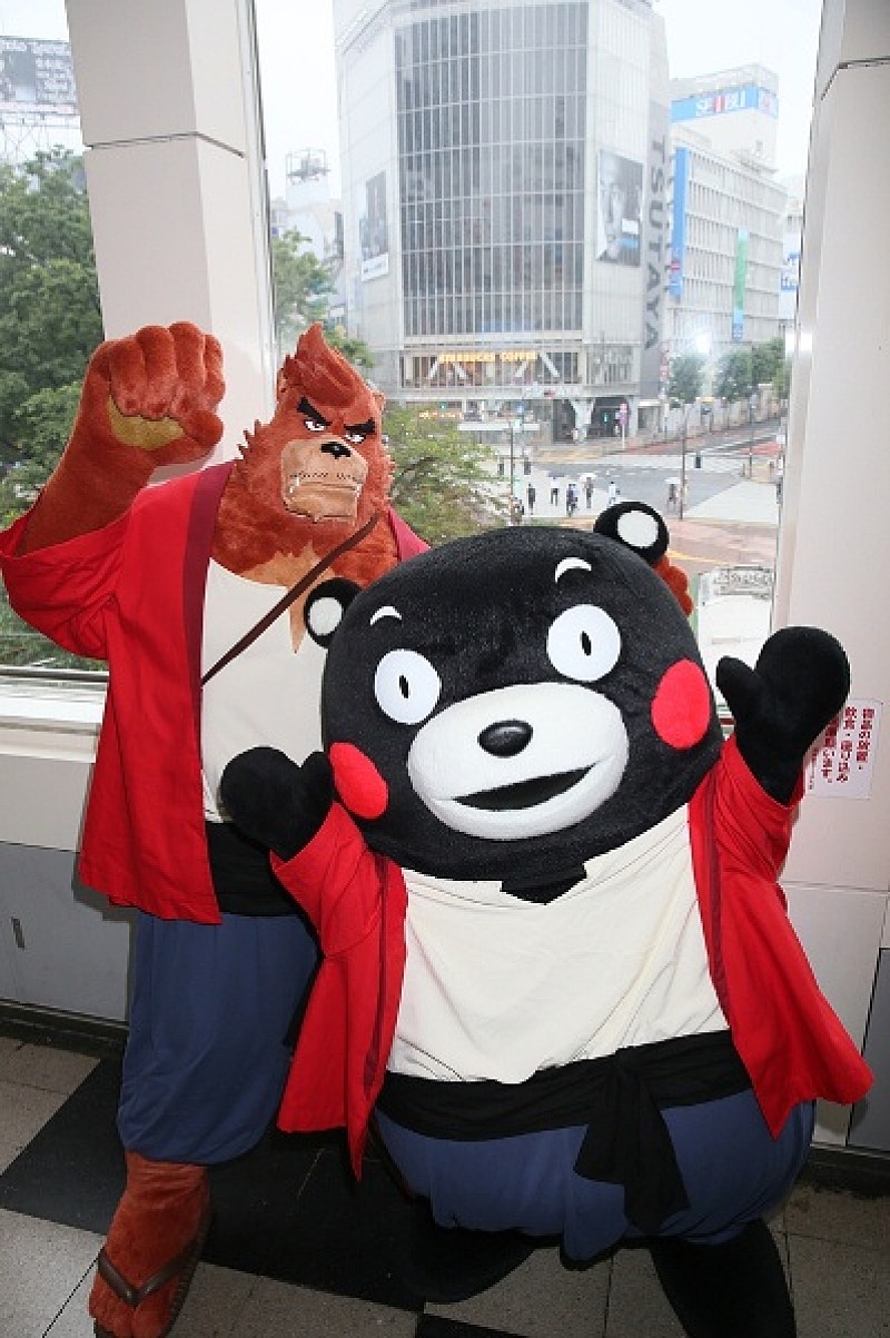 渋谷に身長2.2メートルの熊徹と、くまモン登場　「ワクワクするモン！」