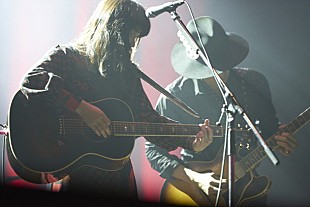 「LOVE PSYCHEDELICO 高橋幸宏も参加した15周年ツアーで体現された「音楽を塞き止めたくない」「愛を変わらず投げかけたい」」