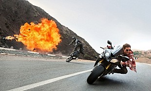 「トム・クルーズ、体当たりなバイクアクションのメイキングが公開」