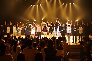 「AZU 初の凱旋ワンマンで名付け親MEG/親友蒼井そら/師匠SEAMOらと豪華コラボ 男性ファンと濃厚な公然ハグも」