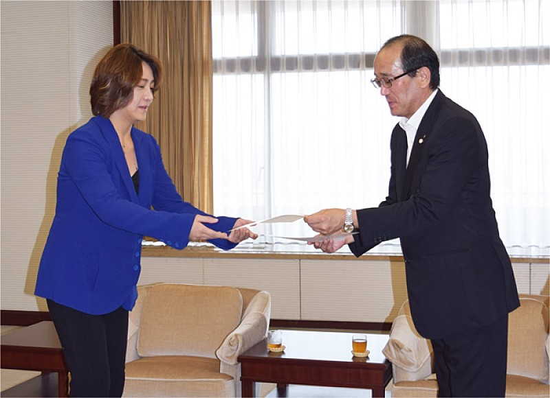 指揮者の西本智実、松井広島市長にローマ教皇総代理の親書を手渡す