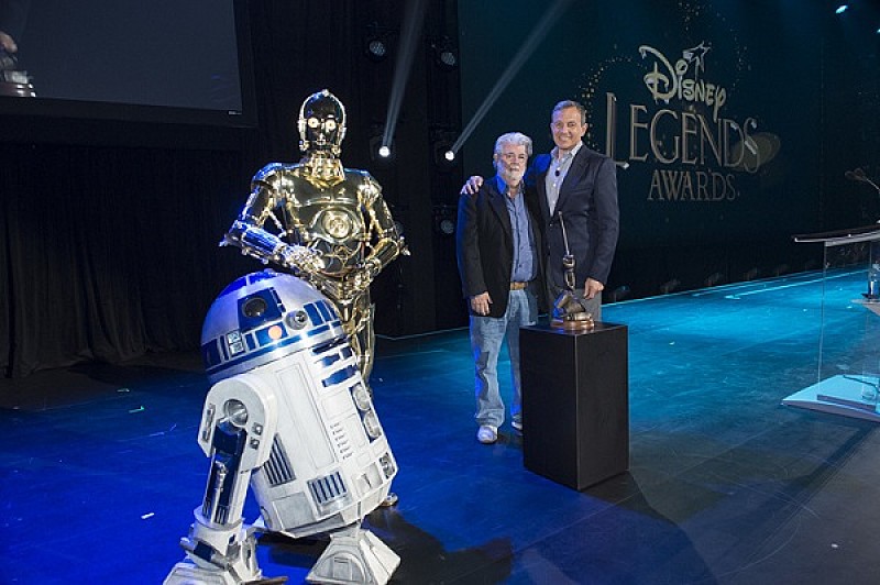 ジョージ・ルーカスがR2-D2 C-３PO と共に登場、ディズニー・レジェンドの授賞式が開催