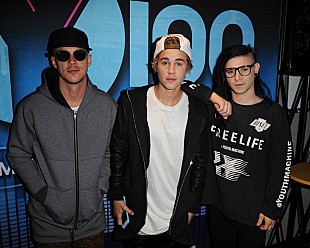 「ジャスティン・ビーバーが上半身裸でスケボーのスキルを披露」