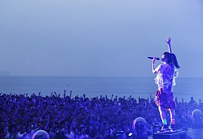 aiko、3年ぶり野外フリーライブ【Love Like Aloha vol.5】から見るライブパフォーマーとしての魅力 | Daily News |  Billboard JAPAN