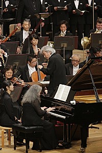 小澤征爾80歳記念コンサート開催、アルゲリッチとともに力強い演奏を 