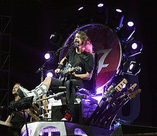 「フー・ファイターズがZepのJ・P・ジョーンズとQUEENのR・テイラーと共演、故フレディ・マーキュリーに捧ぐ」