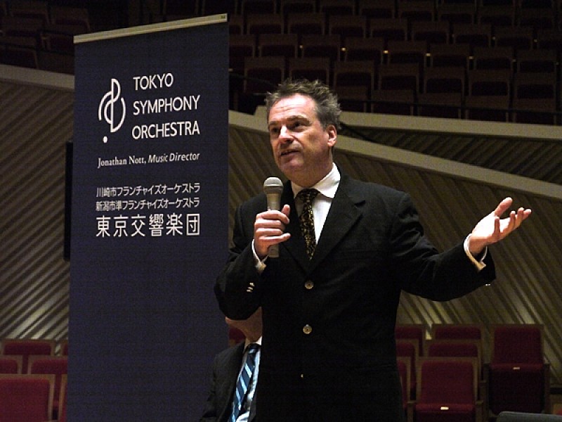ジョナサン・ノット、東京交響楽団の音楽監督を2026年3月まで続投決定