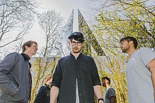 「 TRAAMS ＜ファットキャット＞の注目株3人組ポストパンク・バンドが11月に待望の2ndアルバムをリリース」