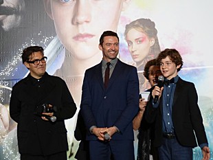「ヒュー・ジャックマン『PAN』主演のリーヴァイ・ミラーを大絶賛「世界が彼に恋に落ちるよ」」