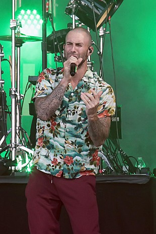 「オレゴン大学銃乱射事件にマルーン5やランス・バスらが哀悼」