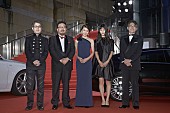 竹内結子「竹内結子＆橋本愛 美女2人で【第28回東京国際映画祭】レッドカーペットに登場 中村義洋監督は両手に花状態」1枚目/4