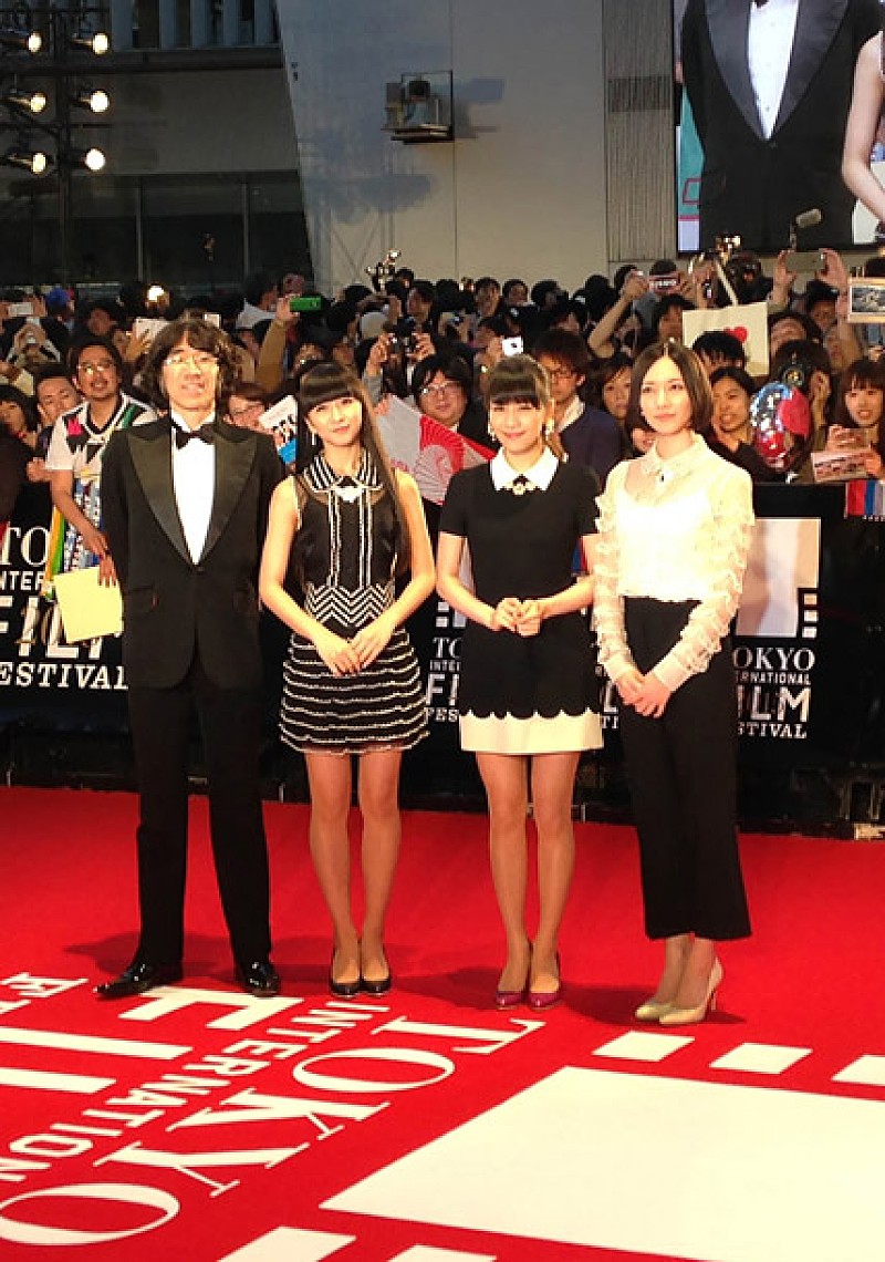 Perfume 第28回東京国際映画祭 にてレッドカーペット初体験 大人びた3人のドレス姿に大歓声 Daily News Billboard Japan