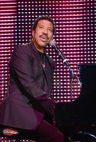 「ライオネル・リッチーのMusiCares受賞式にてS・ワンダー、アッシャーらパフォーマンスへ」