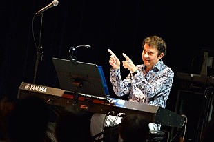 「クロスオーバー・ミュージックの先駆者が奏でる斬新なサウンドを満喫する晩秋の夕べ。デオダートの才能を再確認しながら、今宵は都会の摩天楼を堪能して。」