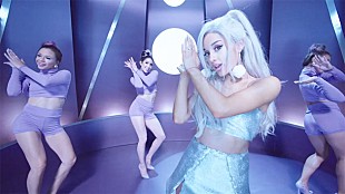「アリアナ・グランデ セクシー開脚で世界中を「フォーカス」新作MV公開」
