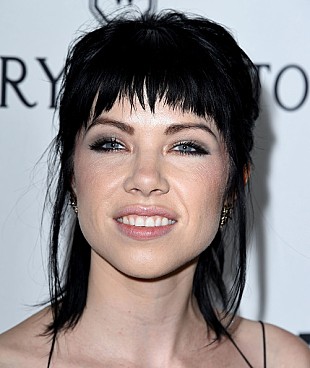 「カーリー・レイ・ジェプセンが“シンデレラ”のような生活!?　新MV公開」