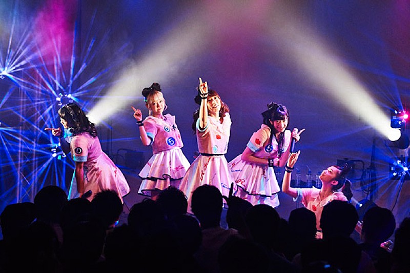 人形と変身がコンセプトのアイドル Doll☆Elementsのツアーに森三中 黒沢登場「楽しませないと改名よ！」